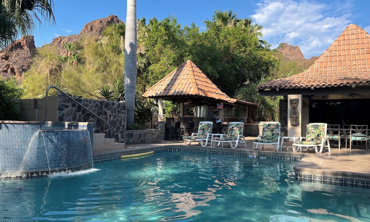 Sector Bahia House | Casa Margaritaville - A Spacious Ocean Front Property, for Friends and Family.