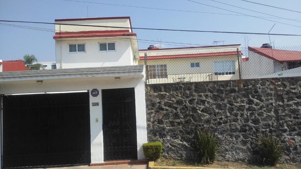 Cuernavaca House | Casa privada completa , para 8 personas para descanso y o trabajo tambien por habitacion con baño privado para 2 o 4 personas compartiendo areas comunes