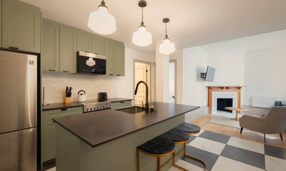 Shaughnessy Village Apartment | Central location in Montreal with parking