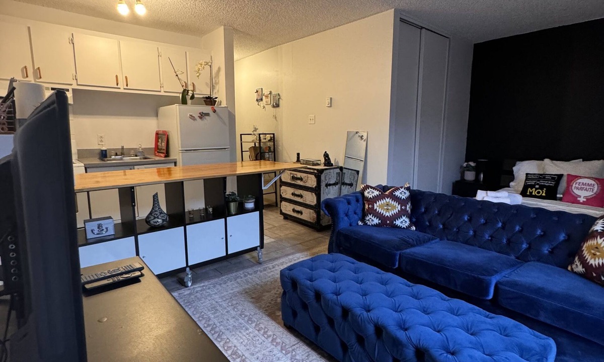 Ahuntsic Apartment | Central Studio /Near Metro /Queen Bed /Sleeps 2