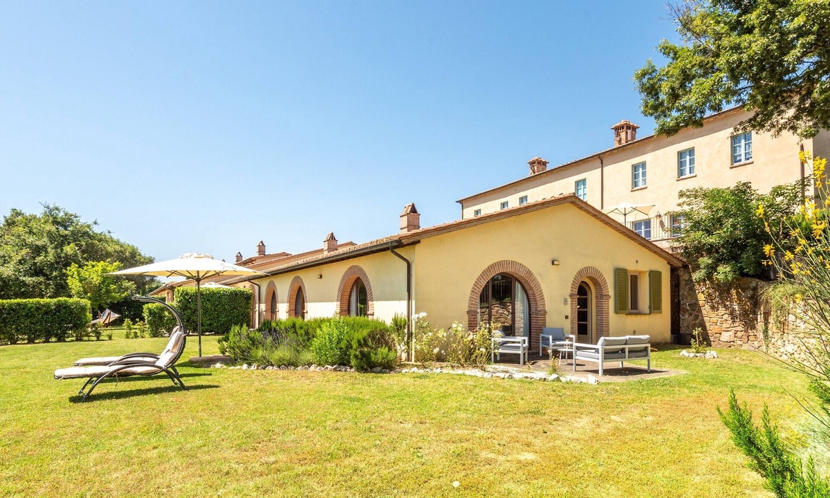 Trequanda Villa | Chalet "Villa Falco" with Shared Pool, Private Terrace & Wi-Fi