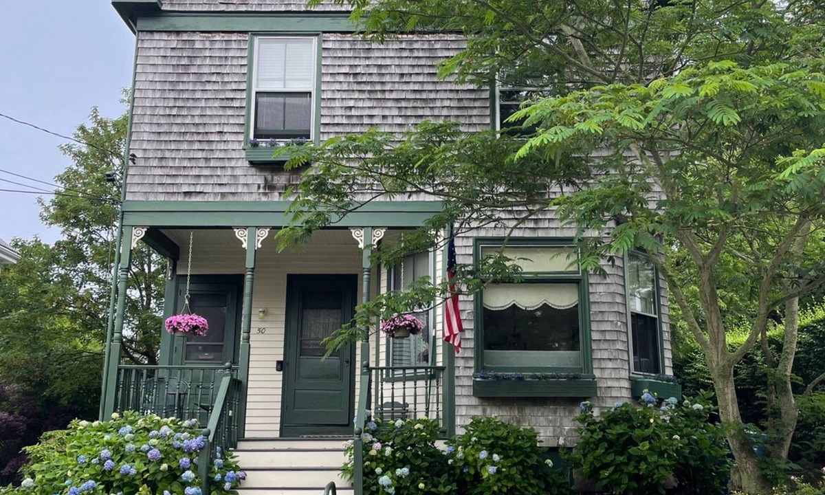 Yachting Village House | Charming 1-bedroom apartment with deck in enchanting Newport with AC, WiFi