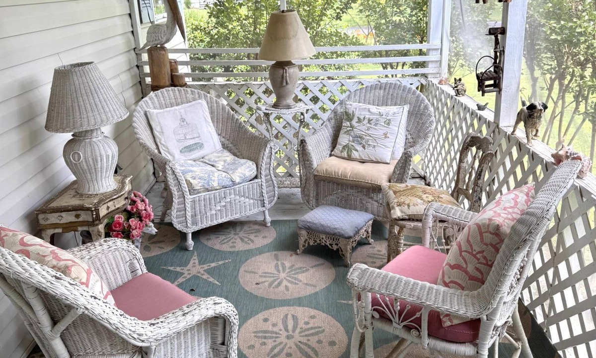 Colonial Beach House | Charming 2BR Cottage on The Point