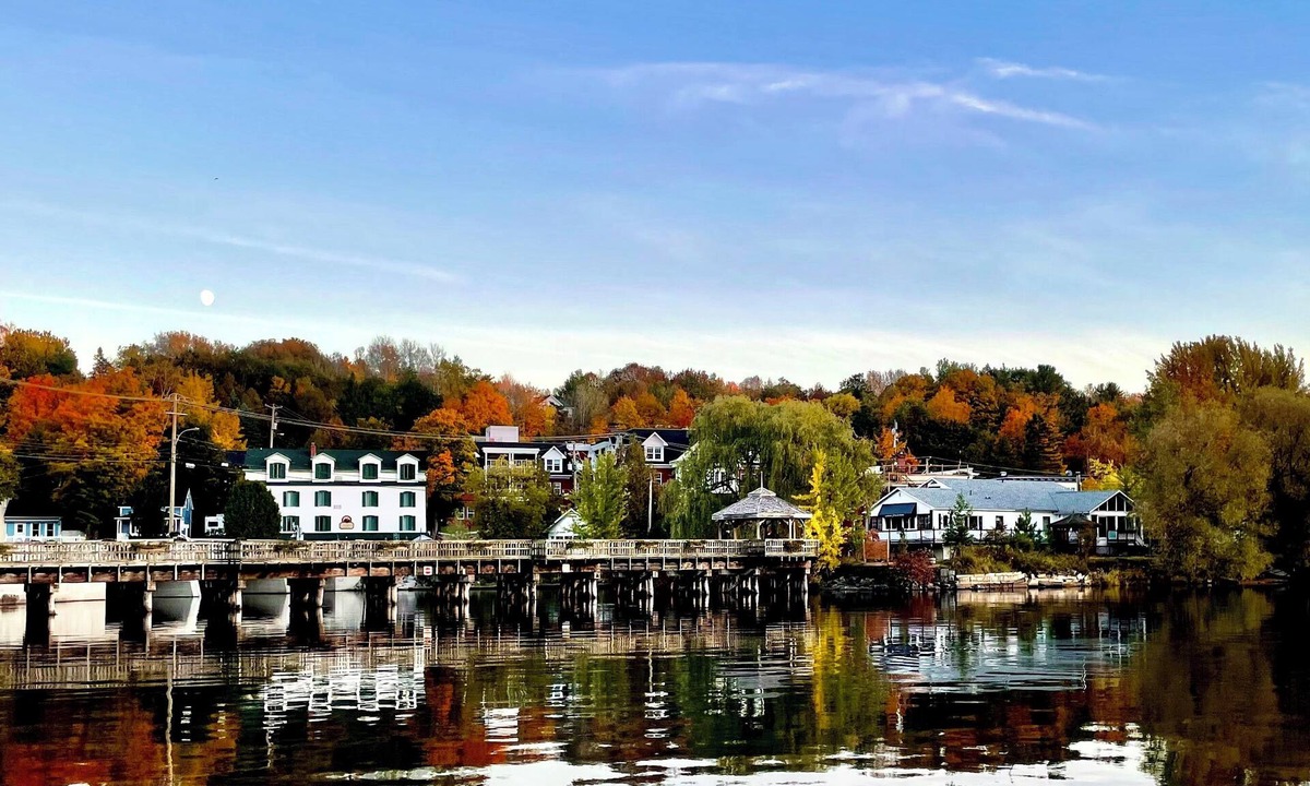 North Hatley House | Charming 3-bedroom home overlooking Lac Massawippi in North Hatley.