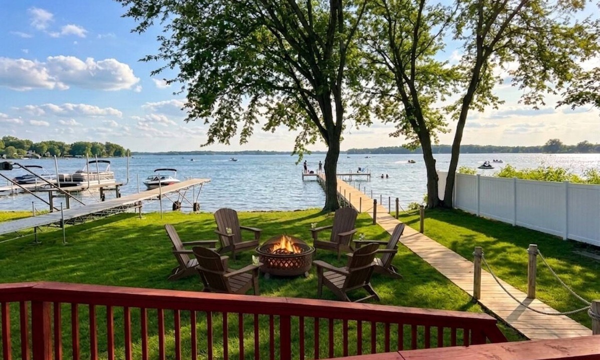 Navarre Cottage | Charming Lakefront Cottage on Lake Minnetonka — Bring Your Boat.