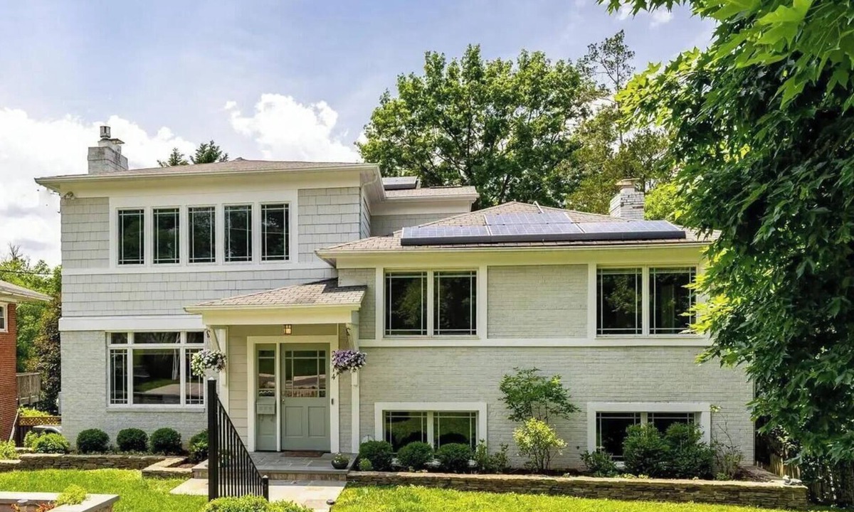 West Hyattsville House | Charming, Spacious Urban Retreat with Park Views in Chevy Chase MD