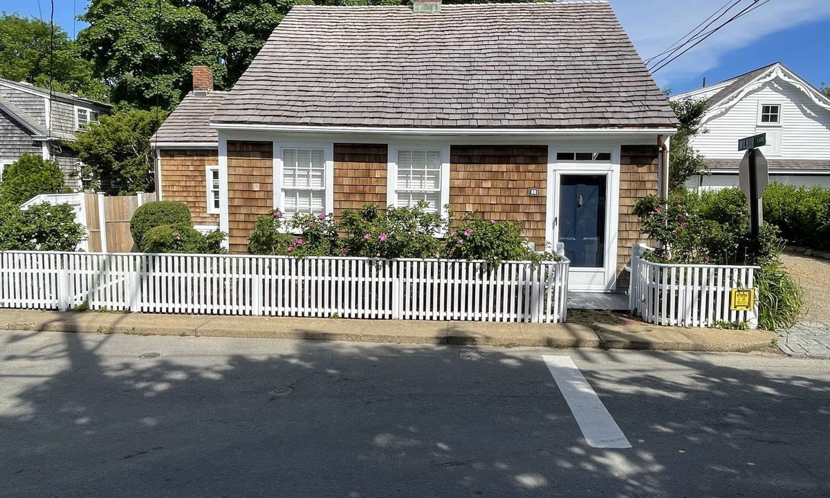Edgartown House | Charming1700's Edgartown Village Cottage 5 Minute walk to Downtown