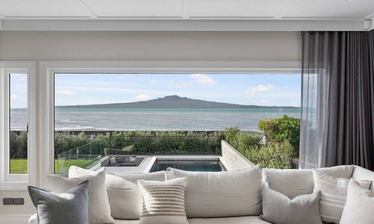 Devonport House | Cheltenham Beachfront Paradise by Bespoke Stays