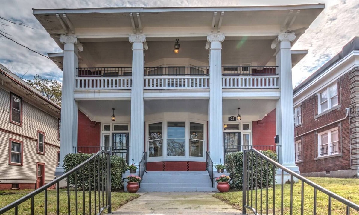 Midtown Apartment | Colonial-Inspired Stay: Near Arts, Music & History