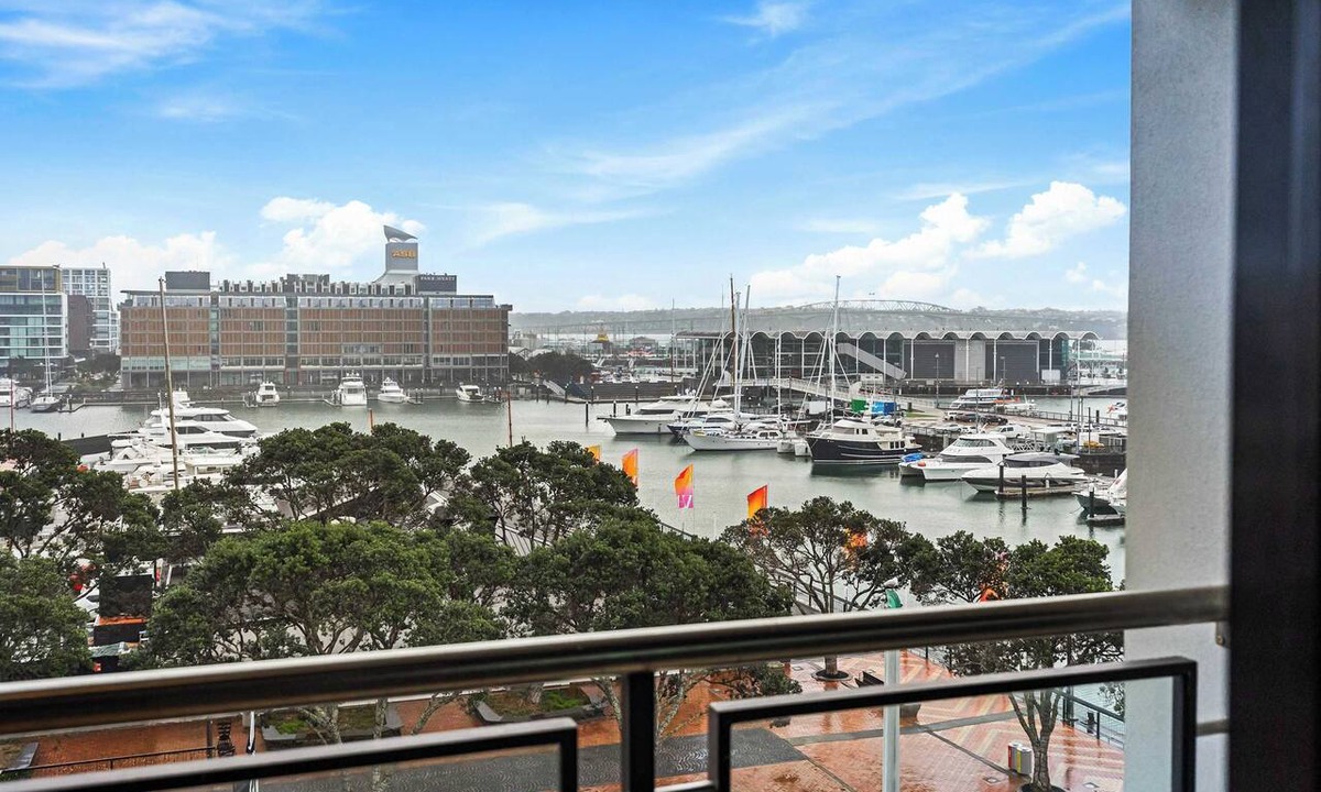Auckland Central Business District Apartment | Comfort, Harbour Views & Balcony | Zodiak Stays