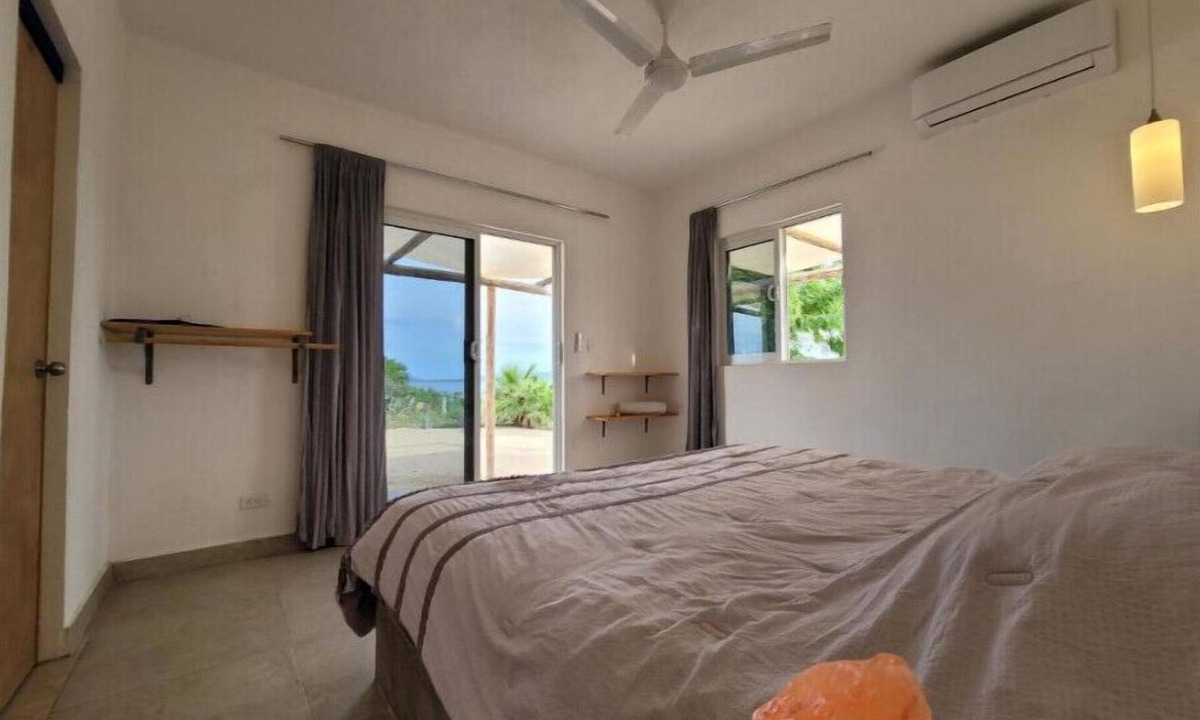 La Ventana Hostel | Comfort King Room #9 with Partial Sea View