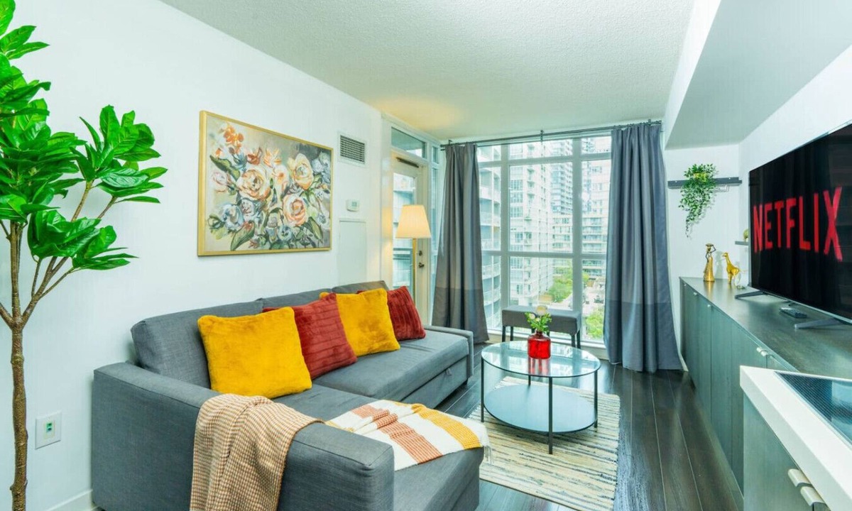 Bathurst Quay Hotel | Comfort Suites - 10 minutes to Rogers Centre