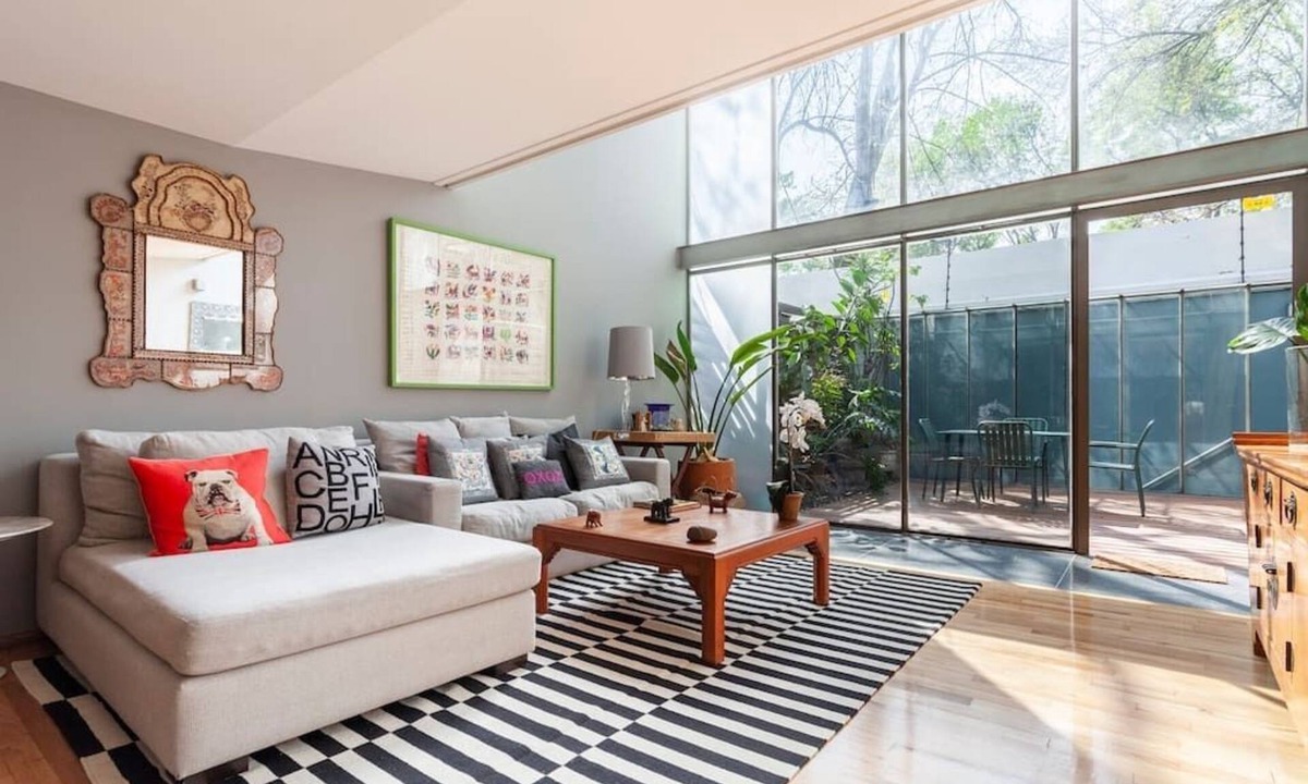 San Miguel Chapultepec House | Contemporary townhouse with plenty of light