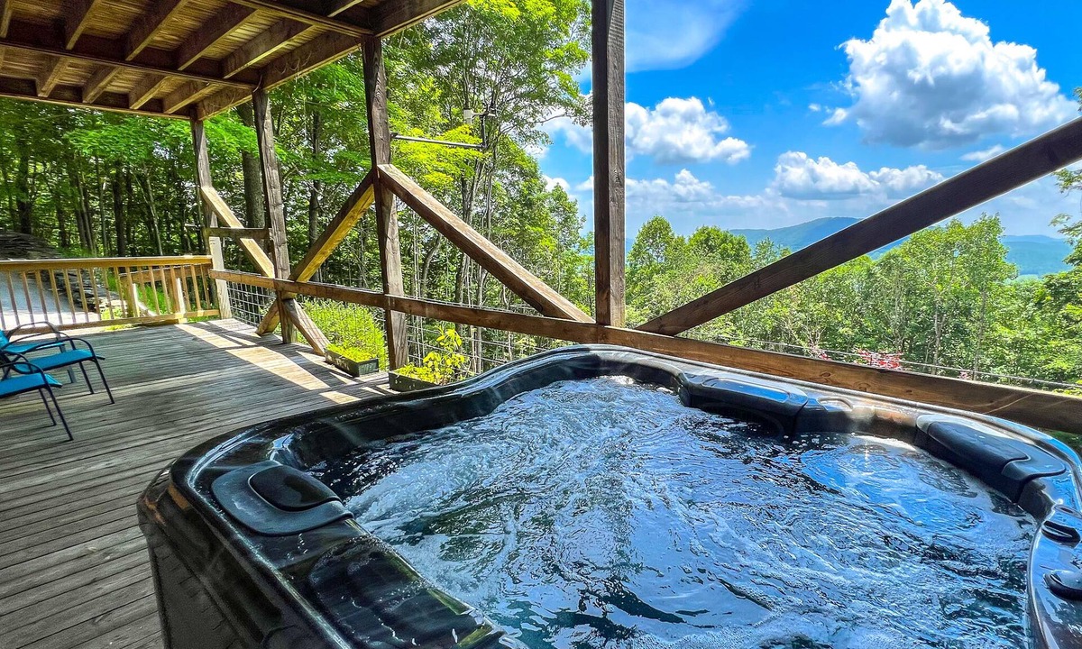 West Jefferson Cabin | Cooler Temps, Better Memories! 4BR/4BA Mtn Views, Hot Tub, Game Room