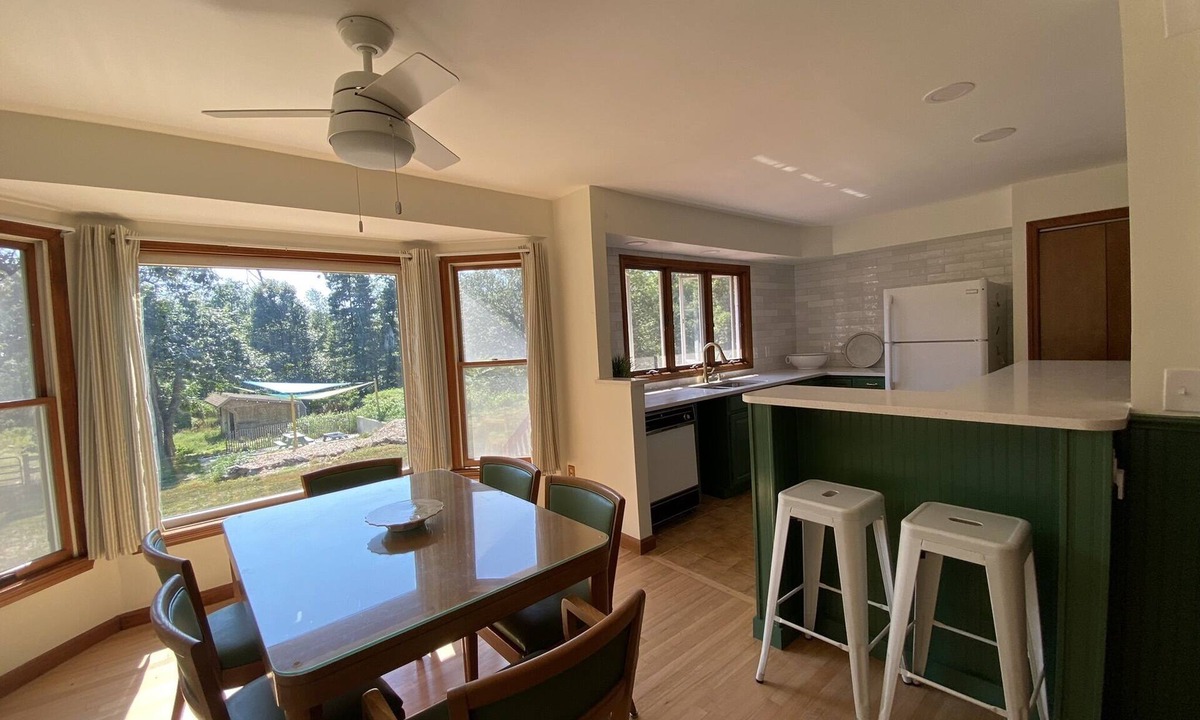 Saunderstown House | Country Beach Hideaway -10 min to Narragansett/Newport and beautiful RI beaches!