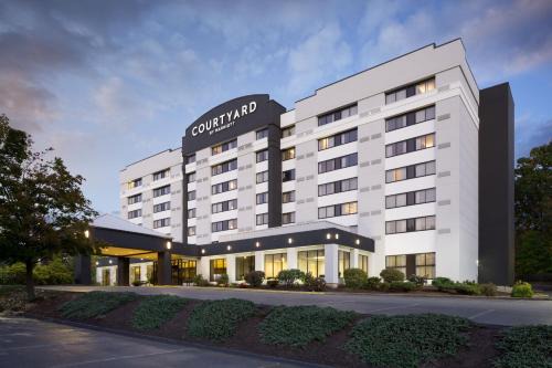 Shelton Hotel | Courtyard Shelton