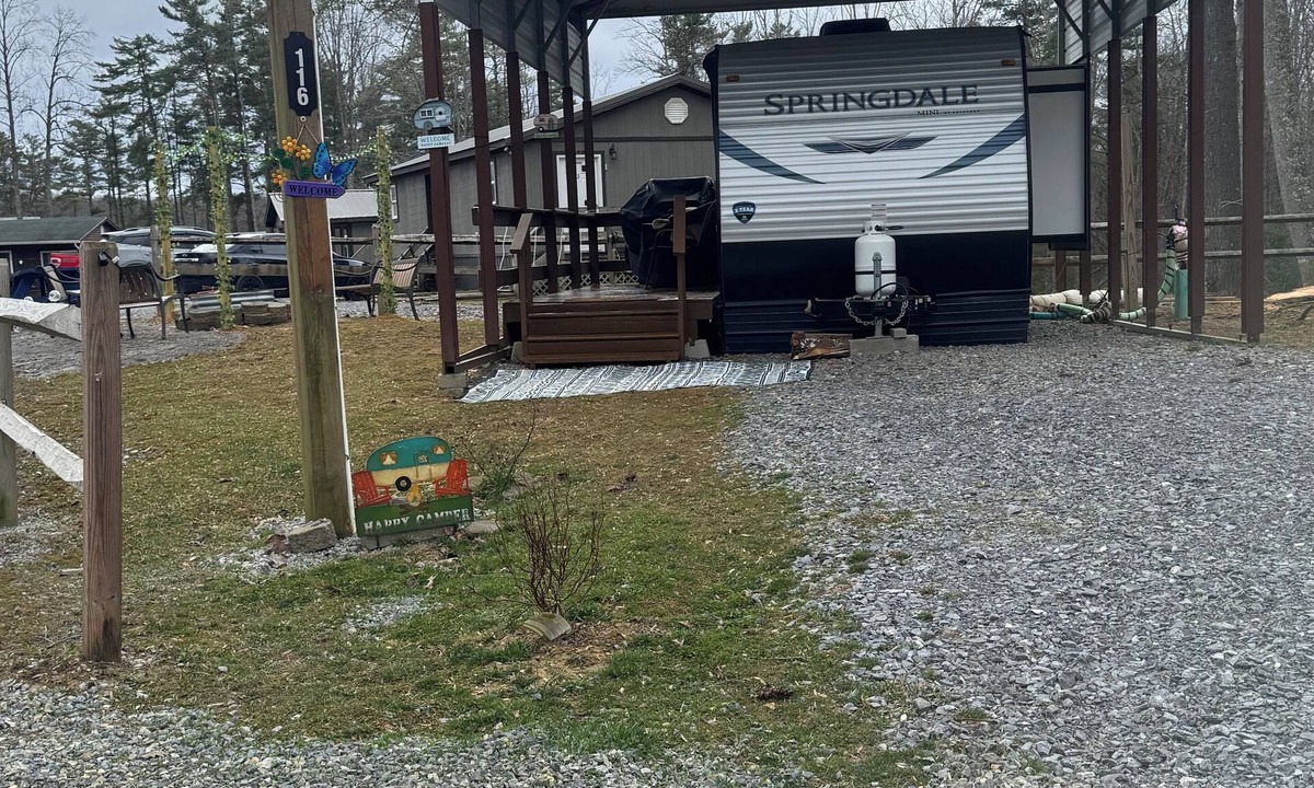 Pipestem House | Cozy 2-bedroom RV in amazing Pipestem with AC, WiFi and Heat Smart TV