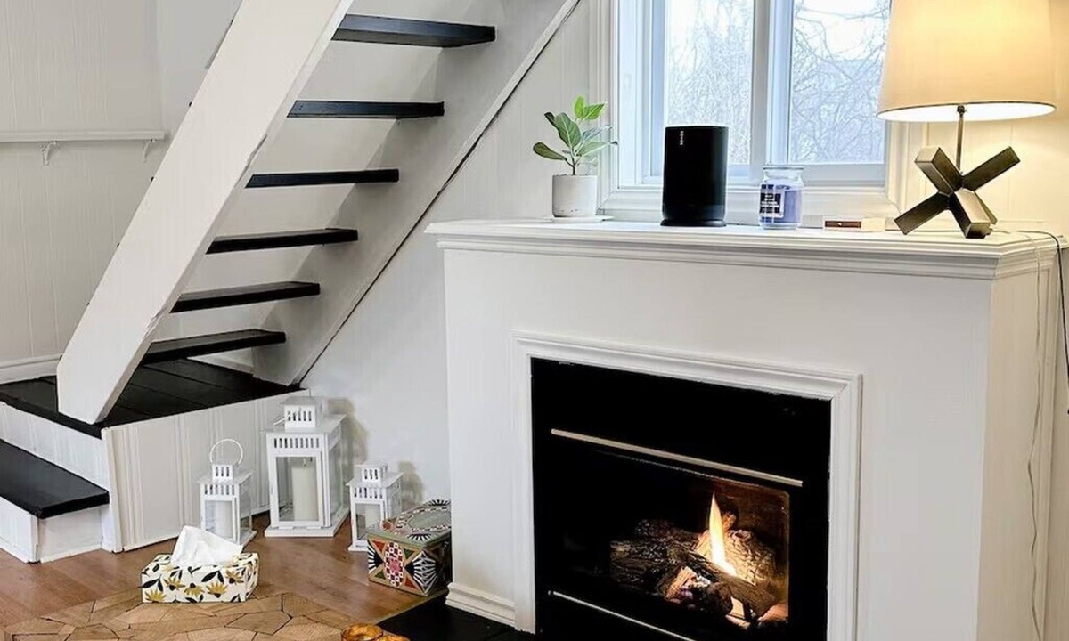 Wellington Cottage | Cozy Fireplace Retreat | Steps to Lake, Wineries & Wellington Village