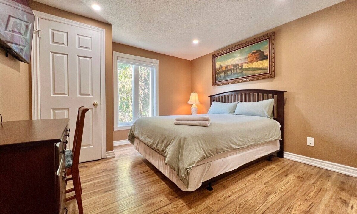 Richmond Hill House | Cozy Home Near Transit & Hillcrest Mall with Free Parking