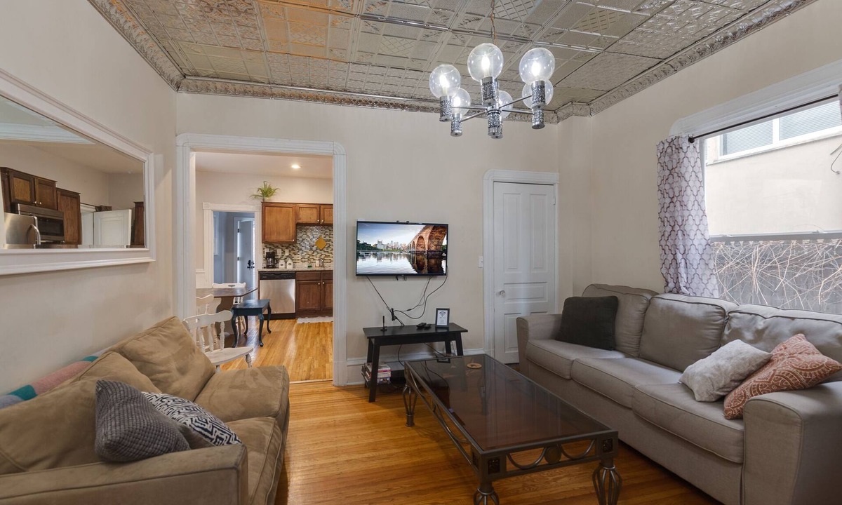 Powderhorn House | Cozy Lyn-Lake Escape Walkable 9 Beds Uptown
