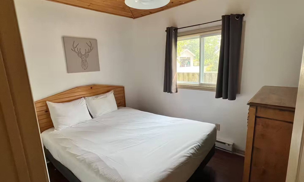 Wasaga Beach Cottage | Cozy Two-Bedroom Cabin - 25 min to Blue Mountain, 3 min Walk to Beach