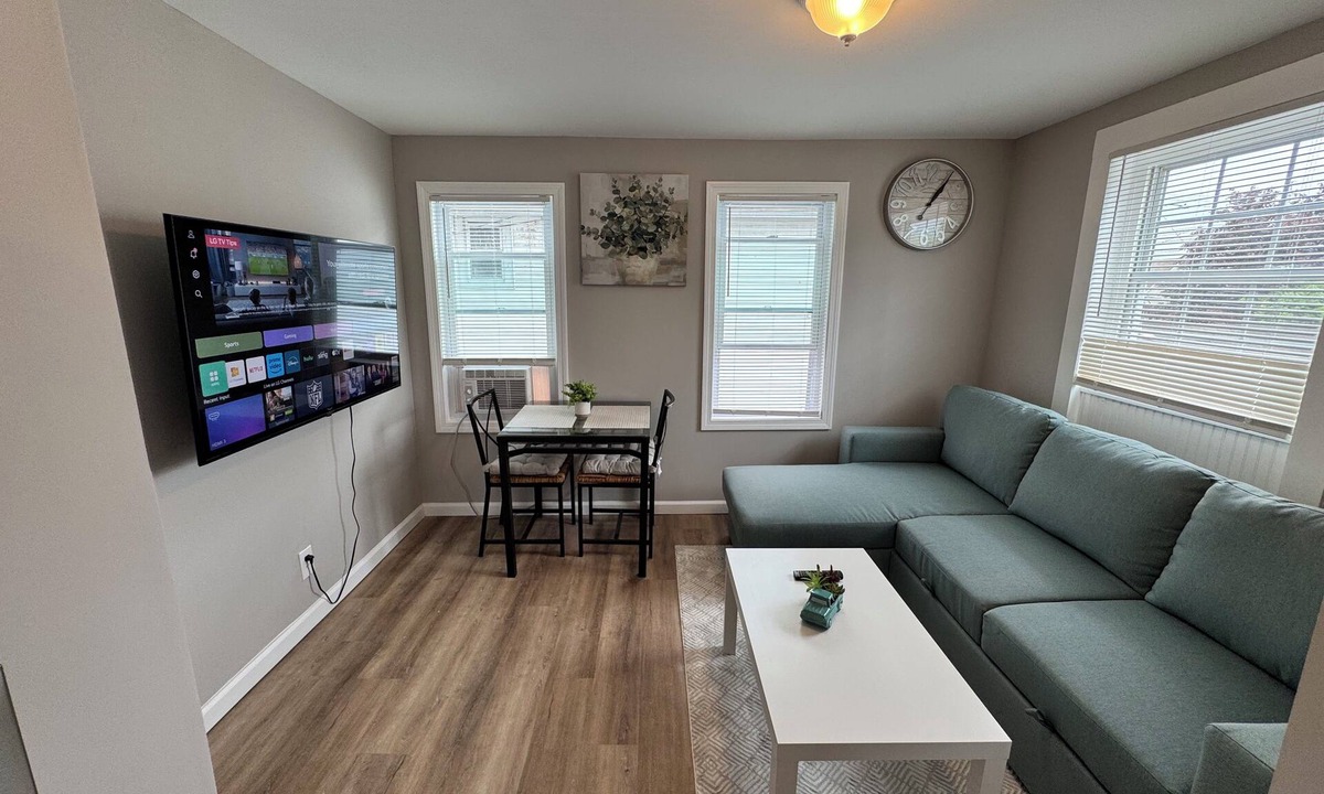 West Haven Apartment | cute 1 bdr cozy apartment queens size bed