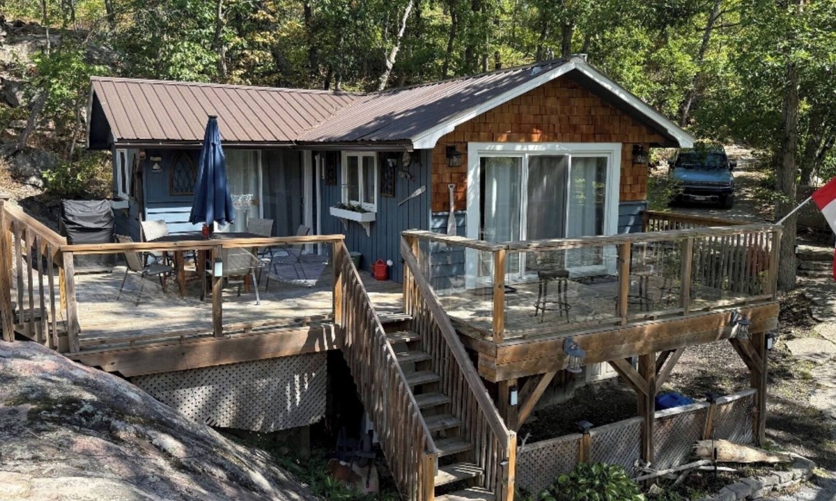 Selwyn Cottage | DELIGHTFUL 2 bedroom lake cottage on Stoney lake summer/fall bookings