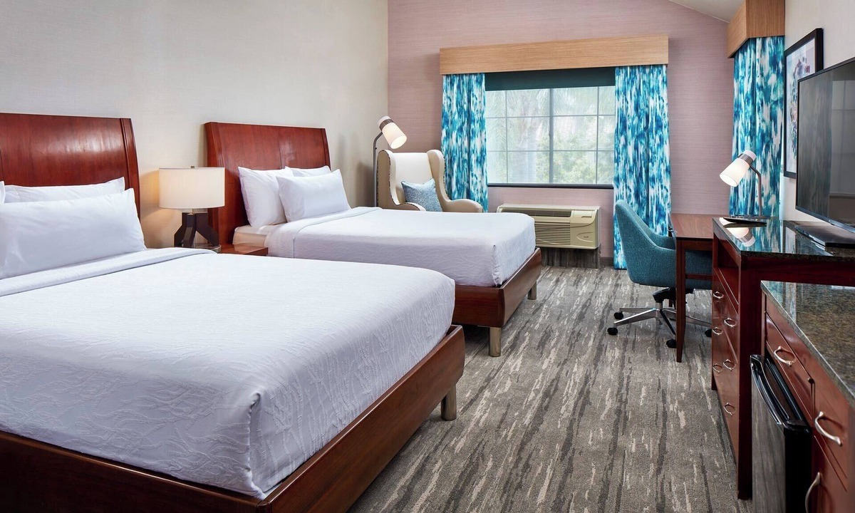 Valencia Hotel | Deluxe Oversized 2-Queen Corner Room | 0.1 Miles to Six Flags Magic Mountain