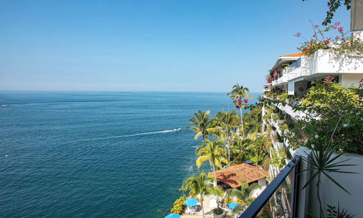 South Shore Hotel Area Apartment | Designer Remodeled Beachfront Retreat, Ocean Views