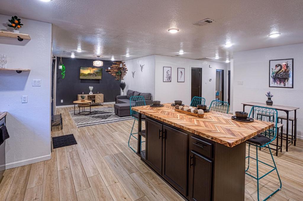 Haltom City House | DFW Mid-Cities Black Swan