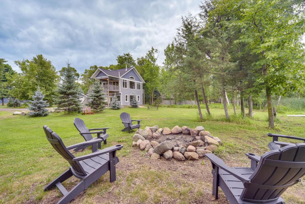 Almelund House | Dock, Fire Pit, Games! Spirt Lake Family Retreat