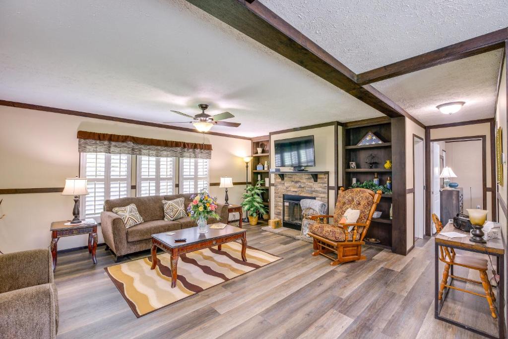 Chilhowie House | Dog-Friendly Home w/Mtn Views in Chilhowie!