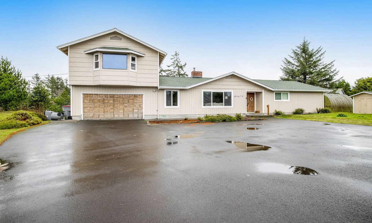 Warrenton House | Dog-friendly retreat near the beach with large yard, WiFi, deck & full kitchen