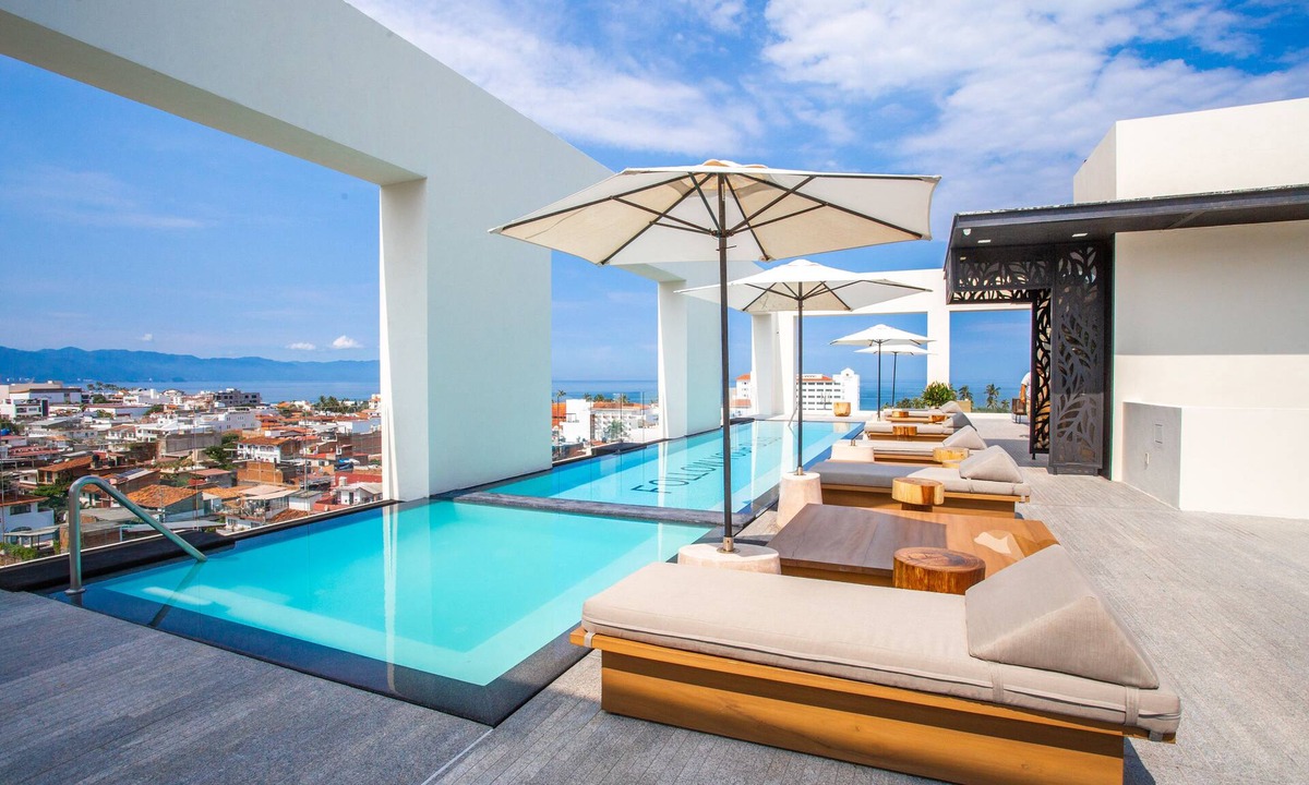 Colonia 5 de Diciembre Condo | Downtown 1BR + 2 BA + Den | Gym & Secure Parking