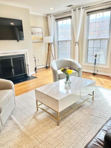 Navy Yard House | Downtown house w On-site Parking Walk to Capital, Museums B
