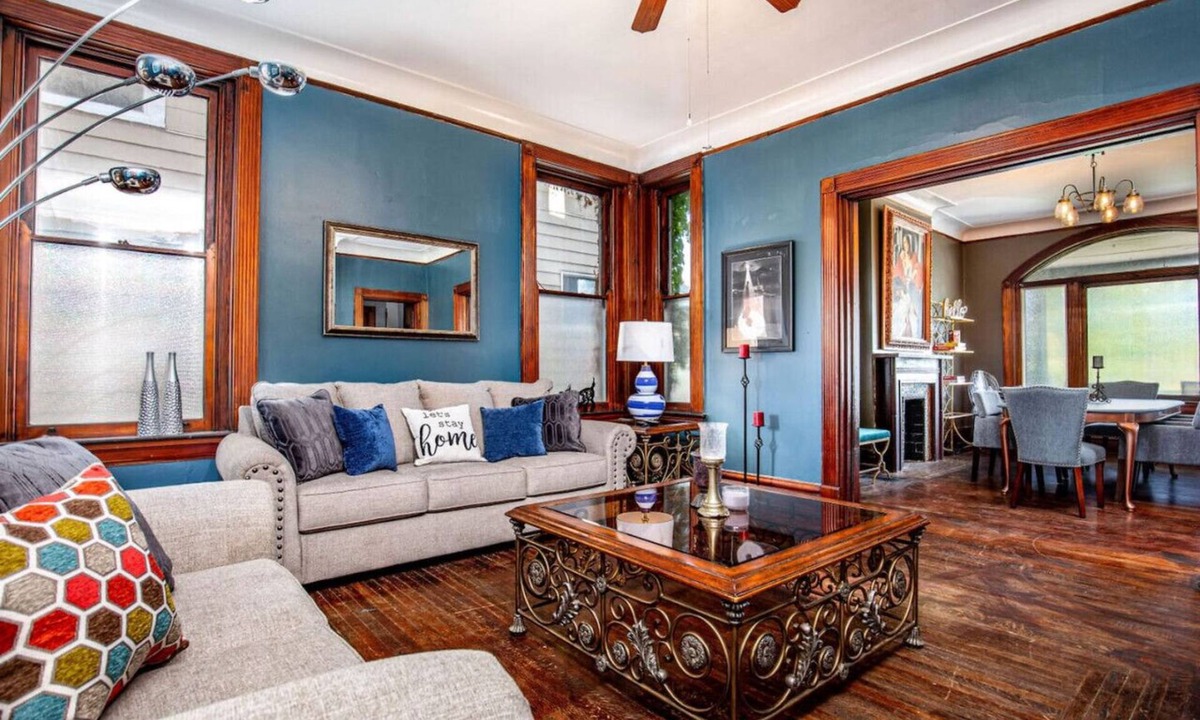 East Walnut HIlls House | Downtown Mansion: 7 Bedrooms, 2.5 Baths, Sleeps 20