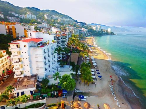 Amapas Hotel | Emperador Vallarta Beachfront Hotel and Suites