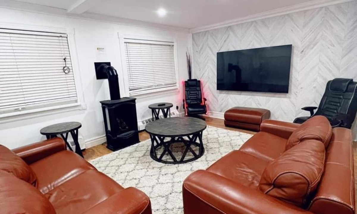 Seguin House | Enjoy this Beautiful Beach House right on Muskoka Shores
