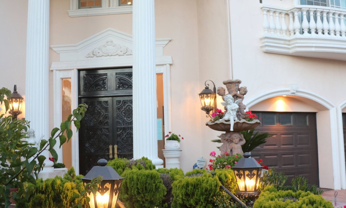 North of Montana House | Entire 2nd Flr-Santa Monica Luxury Roman Villa Suite