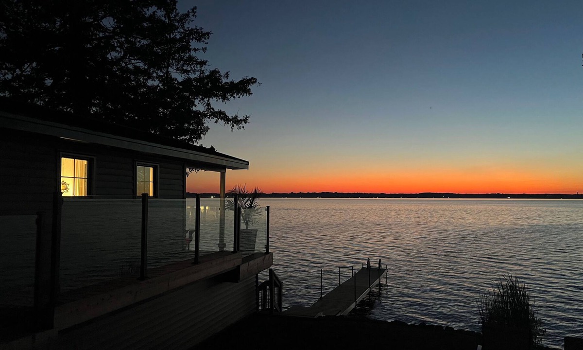 Scugog Cottage | Entire Lakefront Cottage + Boathouse Cozy & Peaceful with Stunning Views