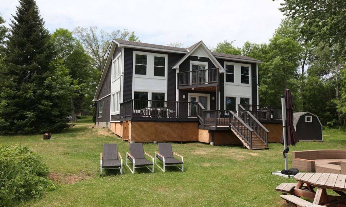Marmora Cottage | Entire Luxurious Waterfront Peninsula Cottage