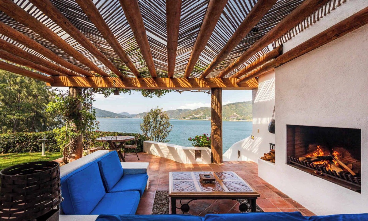 El Santuario Villa | Exclusive Lake Front Villa in La Peña
