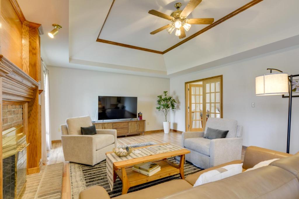 Springfield House | Explore Springfield! Spacious Family Home w/Yard