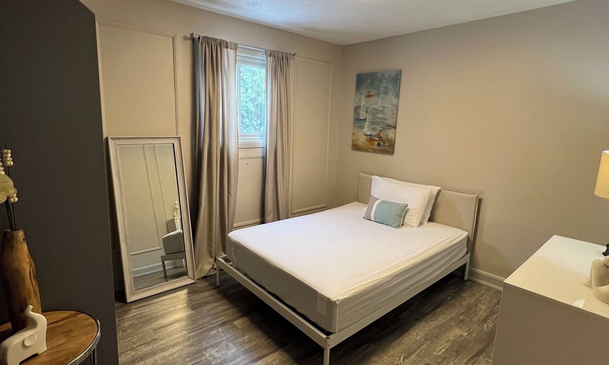 Whitby House | Fabulous 3 bedroom in Whitby. Main level.
