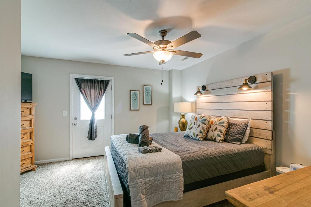 Clarksville House | Franklin Haven by Johnathan (1010 Franklin, #B)