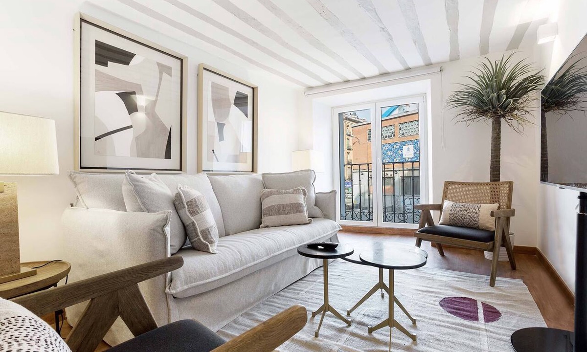 Barrio de La Latina Apartment | Genteel Home Plaza de la Cebada