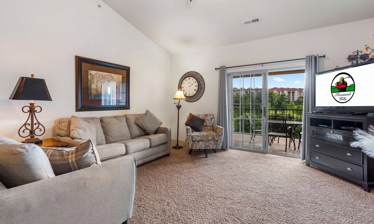 Branson Condo | Golf Course Views Updated Condo Near Branson Shows & Dining