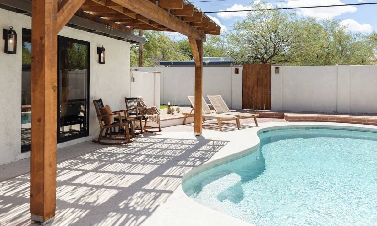 Blenman-Elm House | Gorgeous 3br/2bath home with 1br/1bath casita w/plenty of space to relax.