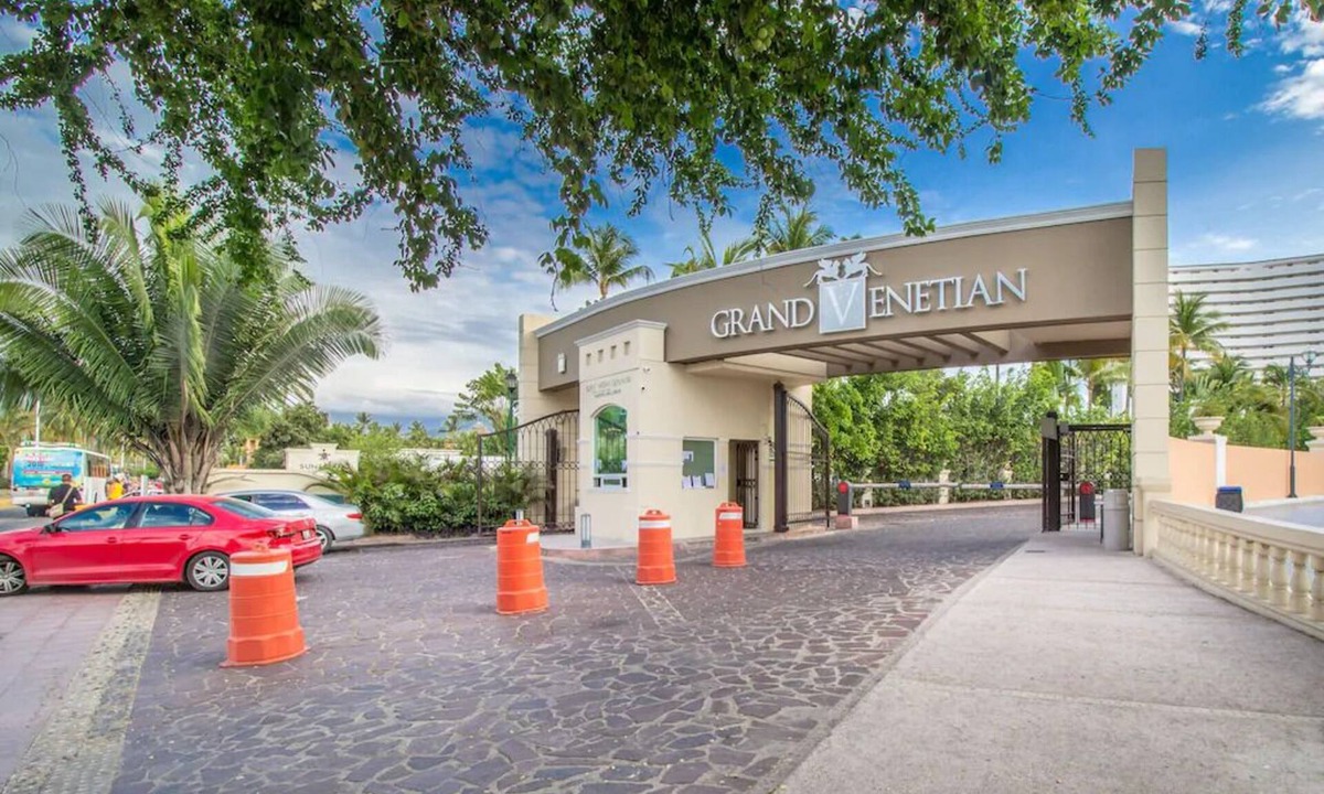 Colonia 5 de Diciembre Condo | GRAND VENETIAN, OCEAN FRONT CONDO