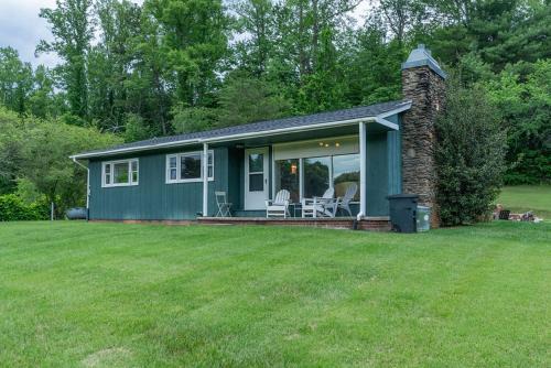 Mount Airy House | Green Cottage at Serre Vineyards